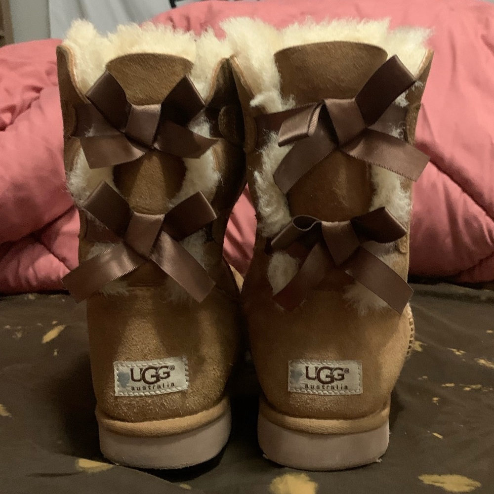 Size 8 UGG short booties with bows!